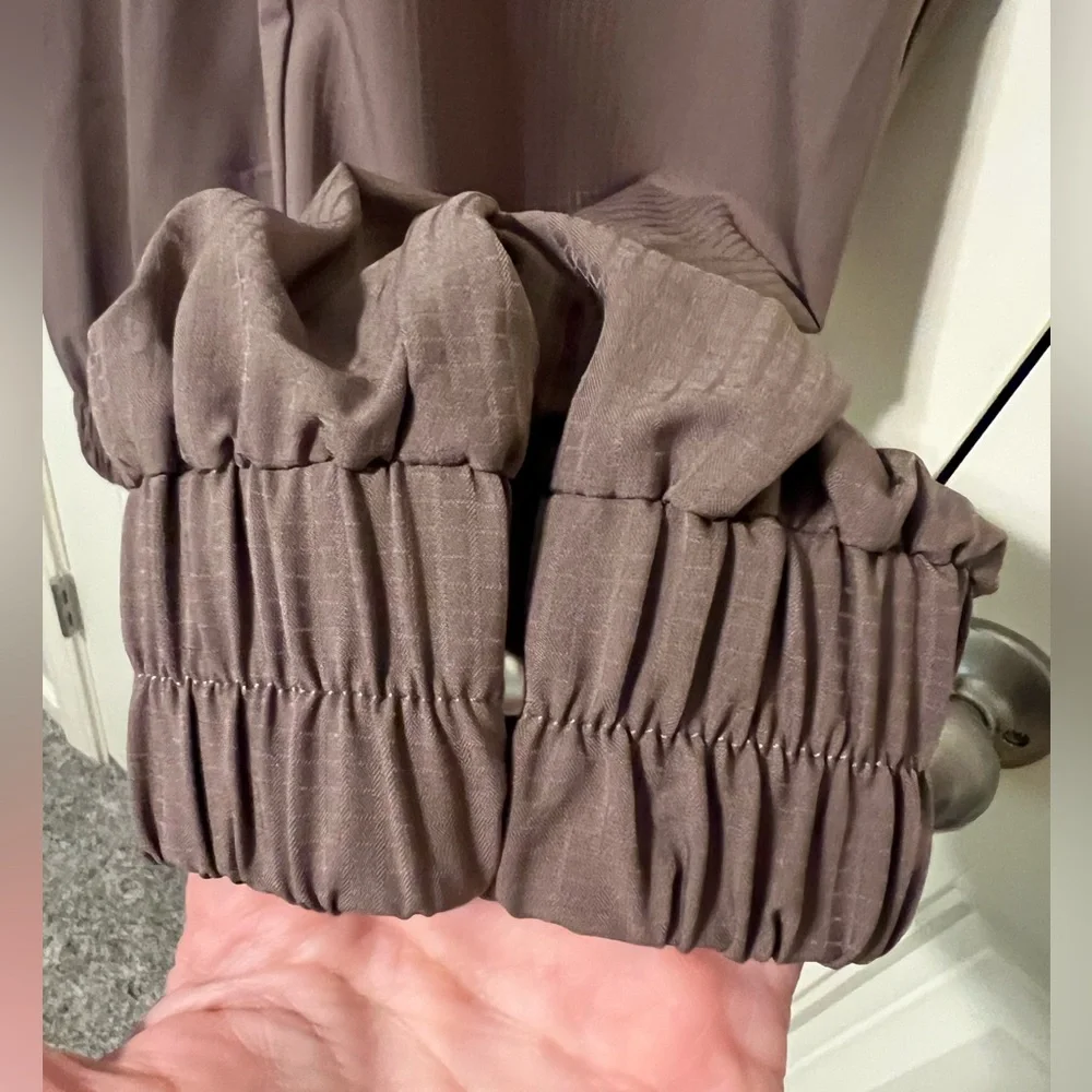 Varley Enzo Ripstop Snap Cuff Easy Pant in Deep Taupe - Size Small - Picture 9 of 9